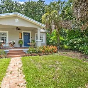  Holiday home Central Point With Outdoor Lounge!