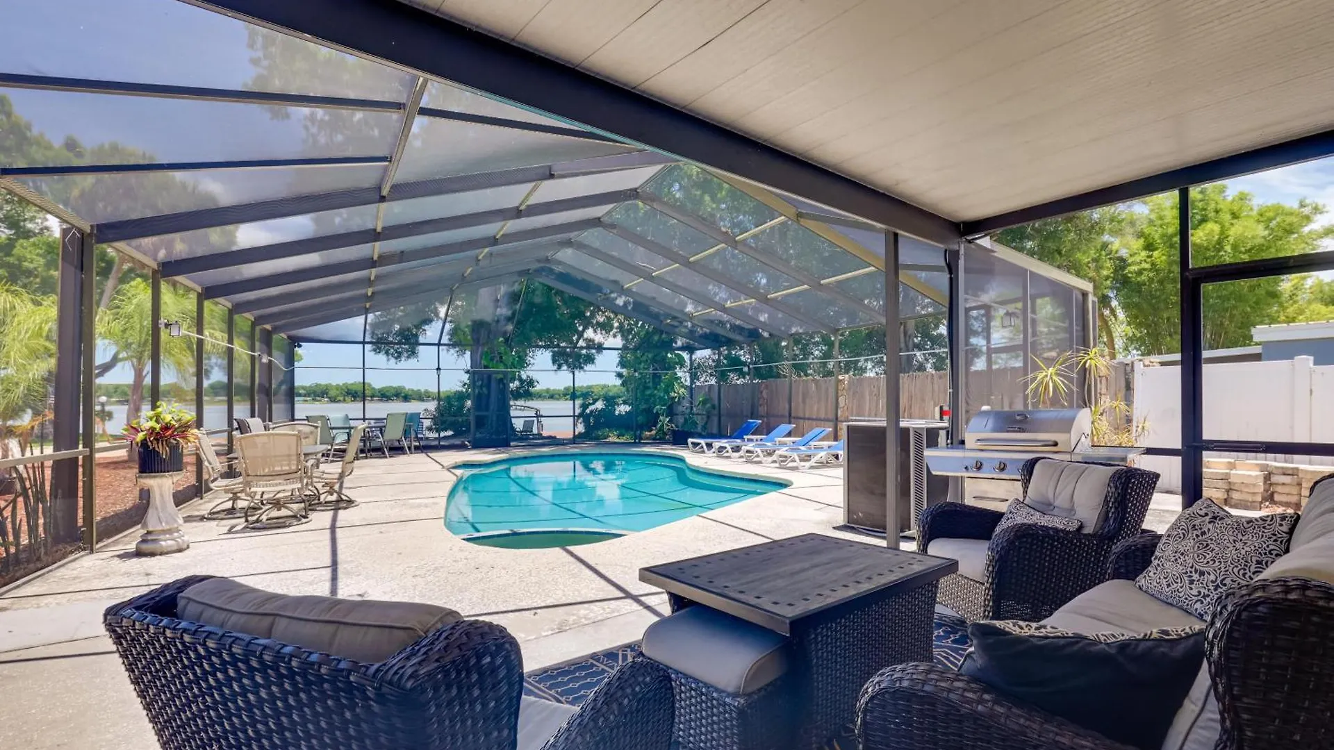 Waterfront Gem With Pool, Dock And Lanai In Tampa! Villa