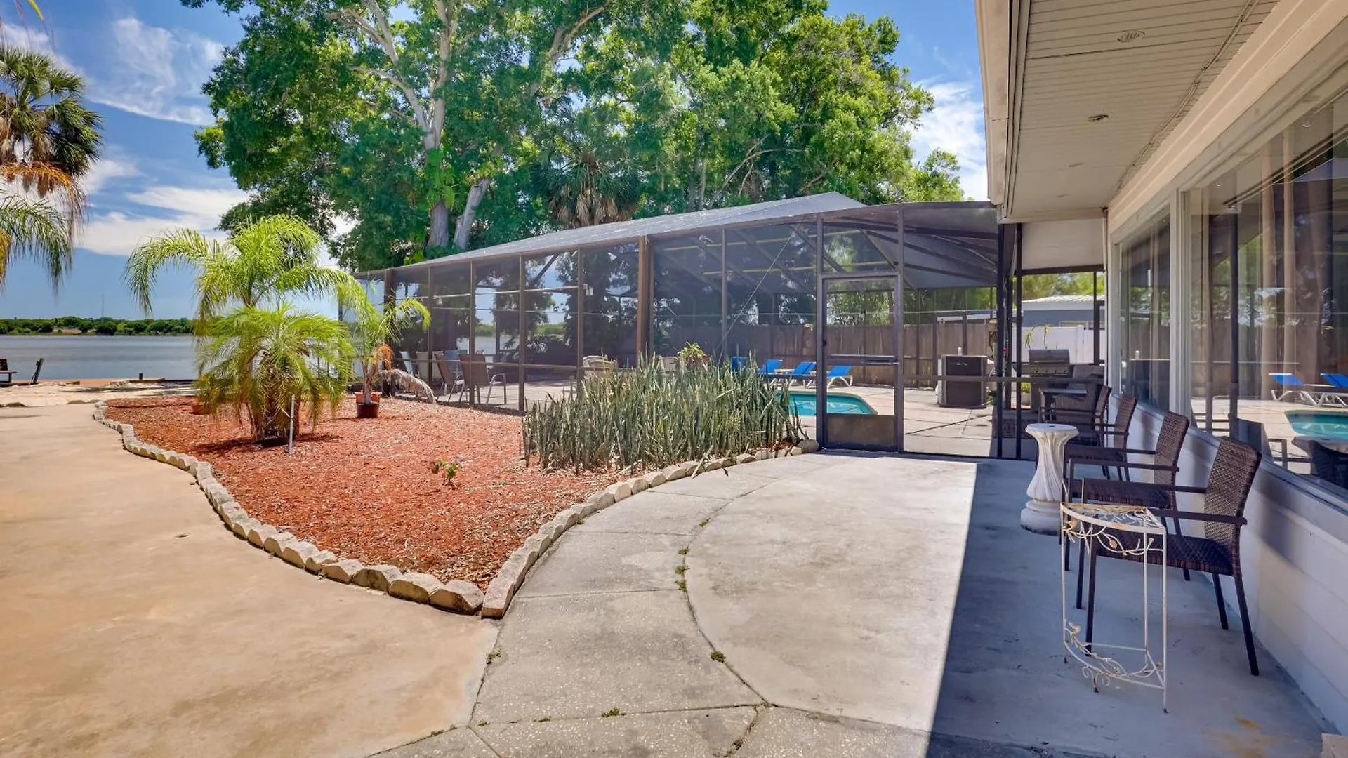Waterfront Gem With Pool, Dock And Lanai In Tampa! Villa