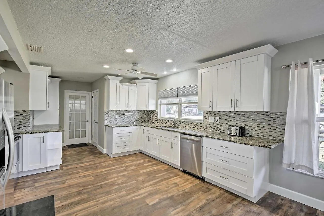 Holiday home Waterfront Gem With Pool, Dock And Lanai In Tampa! Villa