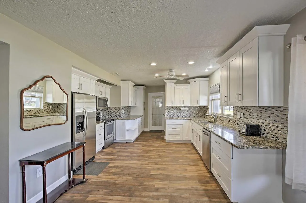 Holiday home Waterfront Gem With Pool, Dock And Lanai In Tampa! Villa