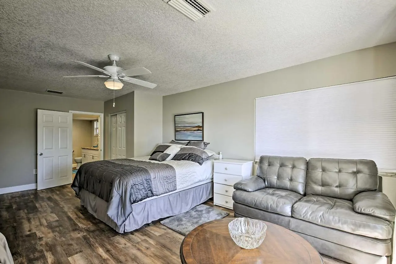 Holiday home Waterfront Gem With Pool, Dock And Lanai In Tampa! Villa