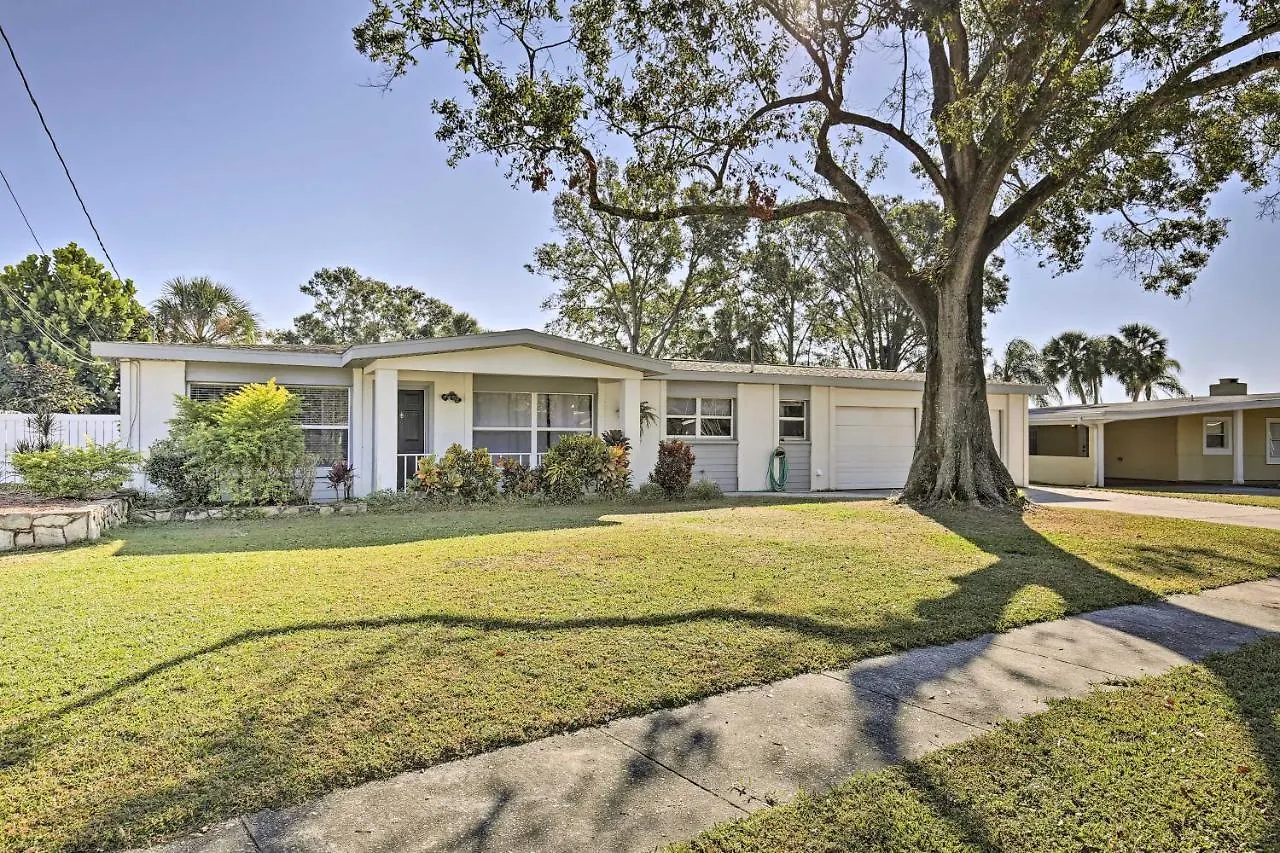 Holiday home Waterfront Gem With Pool, Dock And Lanai In Tampa! Villa